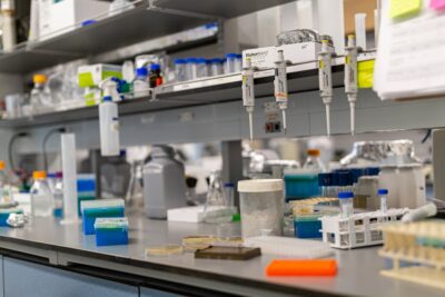 راهنمای جامع تجهیز و اورهال آزمایشگاههای شیمی برای سال تحصیلی جدید: چکلیست ملزومات پایه و مواد شیمیایی